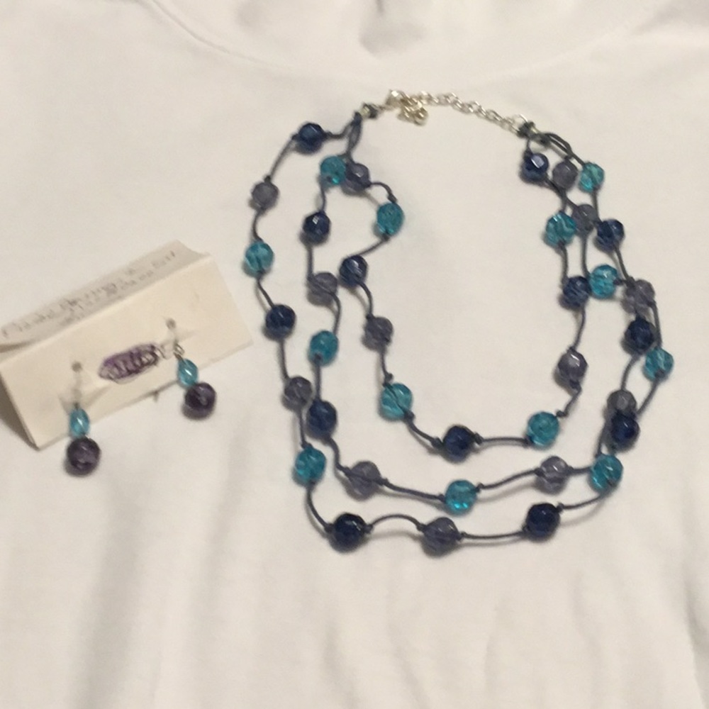 NAVY/BLUE NECKLACE & EARRINGS 🌻